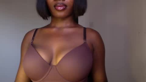 Snapshot of ebony_pussy98 chatting on May 4, 11:06 am delilah online show from May 4, 11:06 am