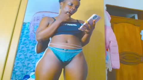 ebonysmilz88 online show from May 21, 8:27 pm