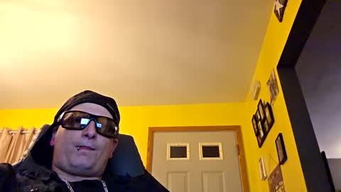 Snapshot of edwardaims_2please chatting on October 16, 2:45 am edwardaims_2please online show from October 16, 2:45 am