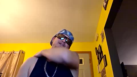 Snapshot of edwardaims_2please chatting on November 23, 3:39 am edwardaims_2please online show from November 23, 3:39 am