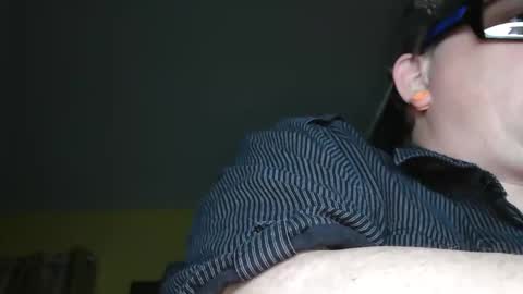 Snapshot of edwardaims_2please chatting on December 3, 2:52 am edwardaims_2please online show from December 3, 2:52 am