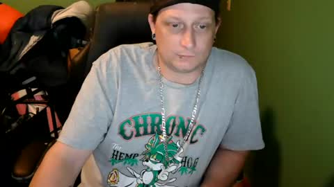 Snapshot of edwardaims_2please chatting on June 12, 3:05 am edwardaims_2please online show from June 12, 3:05 am