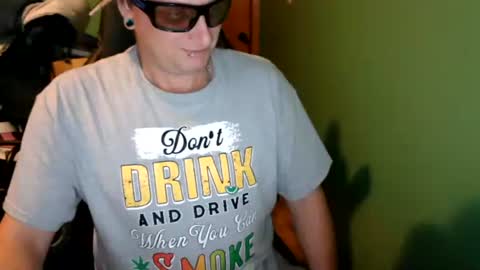 Snapshot of edwardaims_2please chatting on June 22, 2:57 am edwardaims_2please online show from June 22, 2:57 am