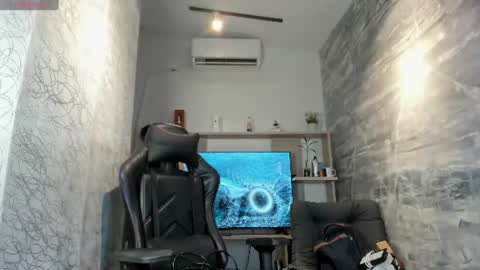 Snapshot of edwardross_ chatting on July 6, 7:05 pm Edward Ross online show from July 6, 7:05 pm