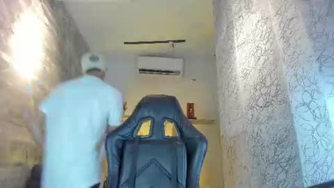 Snapshot of edwardross_ chatting on August 2, 8:07 pm Edward Ross online show from August 2, 8:07 pm