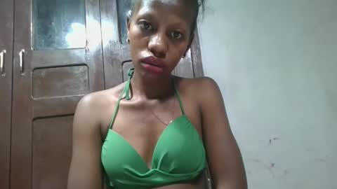 Snapshot of edwige770943 chatting on May 24, 5:01 am edwige770943 online show from May 24, 5:01 am