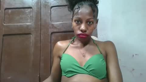 Snapshot of edwige770943 chatting on May 28, 7:27 am edwige770943 online show from May 28, 7:27 am