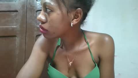Snapshot of edwige770943 chatting on May 30, 8:17 pm edwige770943 online show from May 30, 8:17 pm