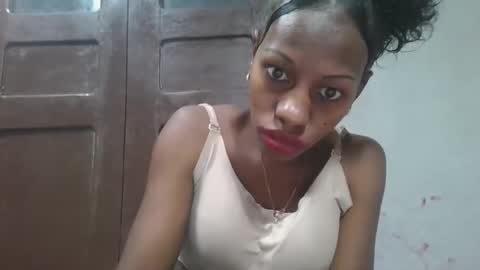 Snapshot of edwige770943 chatting on June 1, 7:43 am edwige770943 online show from June 1, 7:43 am