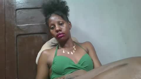 Snapshot of edwige770943 chatting on June 5, 7:52 pm edwige770943 online show from June 5, 7:52 pm