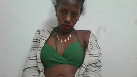 Snapshot of edwige770943 chatting on June 7, 1:21 am edwige770943 online show from June 7, 1:21 am
