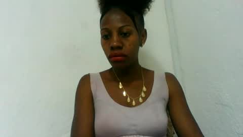 Snapshot of edwige770943 chatting on June 14, 3:30 am edwige770943 online show from June 14, 3:30 am