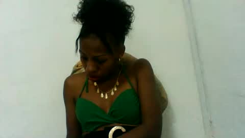 Snapshot of edwige770943 chatting on June 16, 6:16 am edwige770943 online show from June 16, 6:16 am