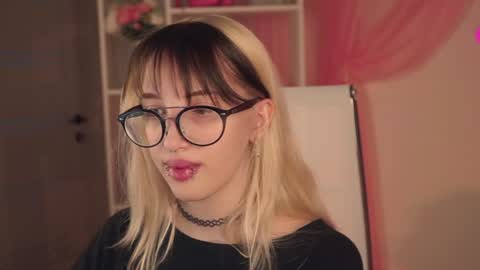 EVA NON NUDE online show from July 2, 4:46 pm