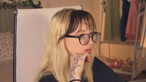 EVA NON NUDE online show from July 9, 5:28 pm