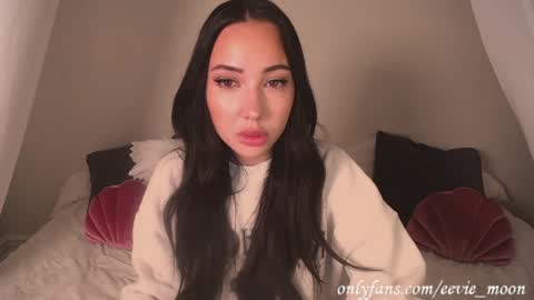 Snapshot of eevie_moon chatting on December 5, 8:00 am eevie online show from December 5, 8:00 am