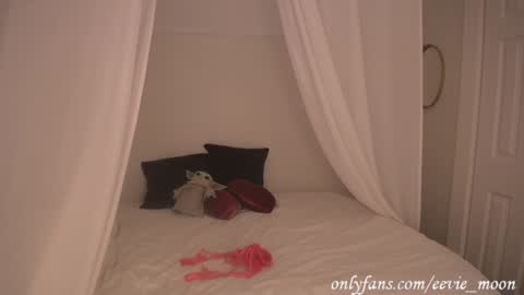 Snapshot of eevie_moon chatting on January 15, 7:05 am eevie online show from January 15, 7:05 am