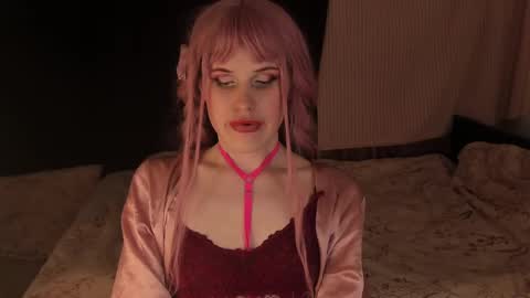 Snapshot of effiemur chatting on December 18, 11:19 pm Effie Mur online show from December 18, 11:19 pm