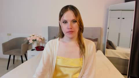 Snapshot of effiemur chatting on November 13, 5:39 am Effie Mur online show from November 13, 5:39 am