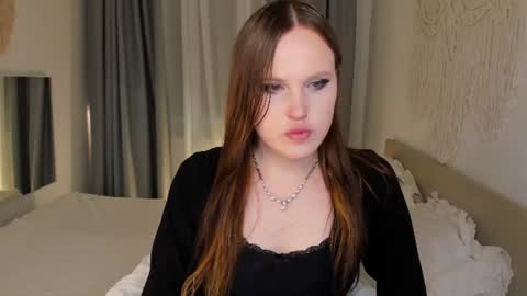 Effie Mur online show from August 3, 8:45 pm