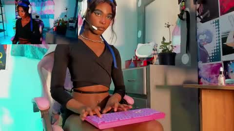 Snapshot of effy_marinn chatting on September 19, 1:01 pm effy_marinn online show from September 19, 1:01 pm