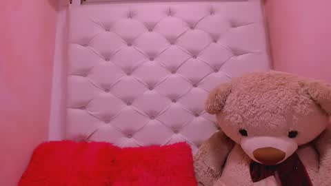 Snapshot of eimy_skinny chatting on June 13, 12:36 pm eimy online show from June 13, 12:36 pm