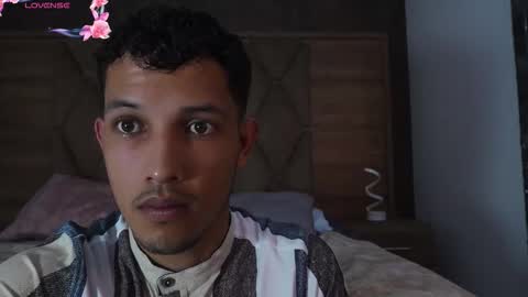 YG COUPLE online show from March 8, 8:45 pm