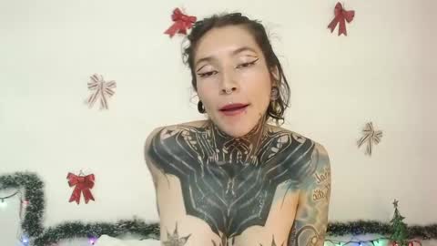 Snapshot of eimytatto_ chatting on December 21, 11:13 pm Carla online show from December 21, 11:13 pm
