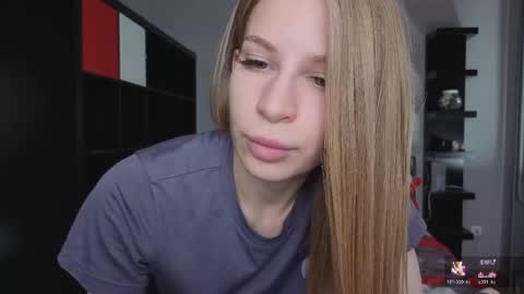 Snapshot of el1s_evans chatting on June 1, 8:05 am please read my bio there is information about private shows and about my personality online show from June 1, 8:05 am