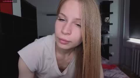 Snapshot of el1s_evans chatting on June 13, 8:01 am please read my bio there is information about private shows and about my personality online show from June 13, 8:01 am