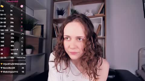 Snapshot of el1s_well chatting on February 17, 3:25 am Elis 3 online show from February 17, 3:25 am