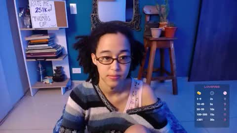 Snapshot of ela_0 chatting on October 31, 12:22 am Ela Help me reach 100 thumbs up online show from October 31, 12:22 am