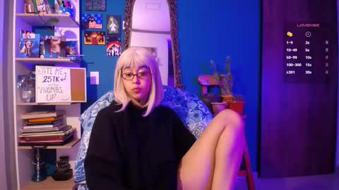 Snapshot of ela_0 chatting on November 8, 7:08 am Ela Help me reach 100 thumbs up online show from November 8, 7:08 am