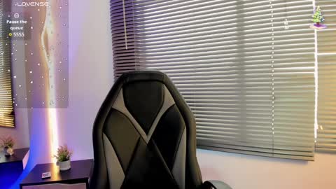 Snapshot of elaia_muller chatting on December 9, 2:06 pm Elaia online show from December 9, 2:06 pm