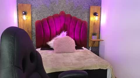 Snapshot of elaia_muller chatting on November 21, 3:27 am Elaia online show from November 21, 3:27 am