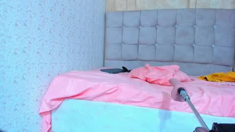 Snapshot of elalove_ chatting on December 9, 8:33 am Ela online show from December 9, 8:33 am