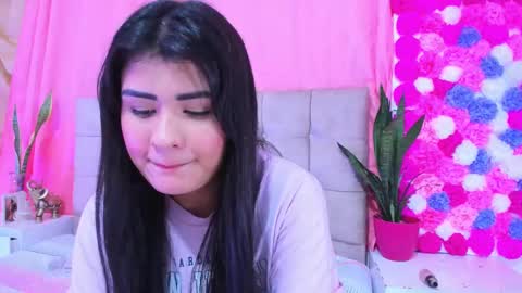 Snapshot of elalove_ chatting on February 3, 1:52 am Ela online show from February 3, 1:52 am