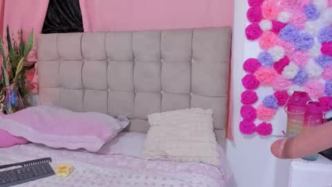 Snapshot of elalove_ chatting on February 24, 12:09 am Ela online show from February 24, 12:09 am