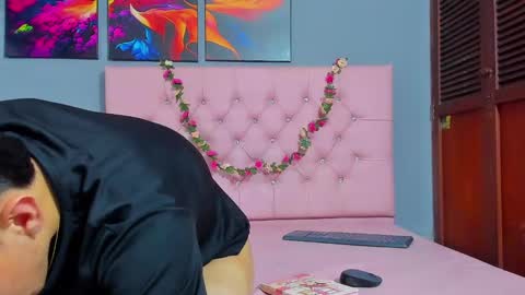 Snapshot of elangiraldo chatting on November 19, 11:27 pm Elan Giralon online show from November 19, 11:27 pm