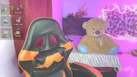 Snapshot of elara_green chatting on August 6, 10:17 am lara online show from August 6, 10:17 am