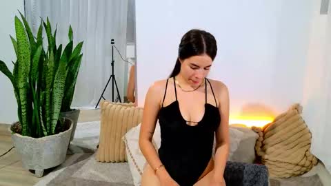 Snapshot of elaravennori chatting on December 20, 3:24 am elaravennori online show from December 20, 3:24 am