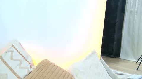 Snapshot of elaravennori chatting on January 17, 1:32 am elaravennori online show from January 17, 1:32 am