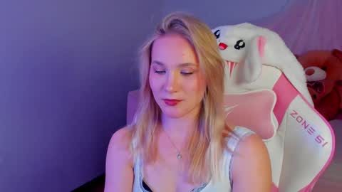 elaravoltage online show from April 30, 9:08 pm