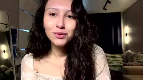 Snapshot of eleanorefrens chatting on June 22, 3:09 pm Alice online show from June 22, 3:09 pm