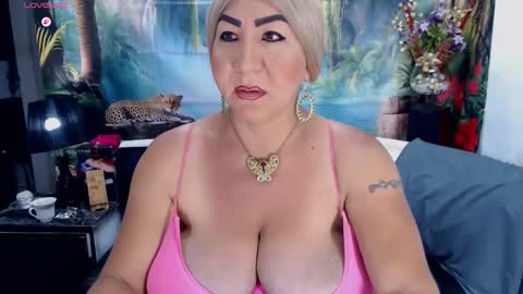 Snapshot of elektra_4_you chatting on October 10, 12:15 pm XIOMY give LIKE on my page online show from October 10, 12:15 pm