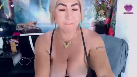 Snapshot of elektra_4_you chatting on October 20, 2:50 pm XIOMY give LIKE on my page online show from October 20, 2:50 pm