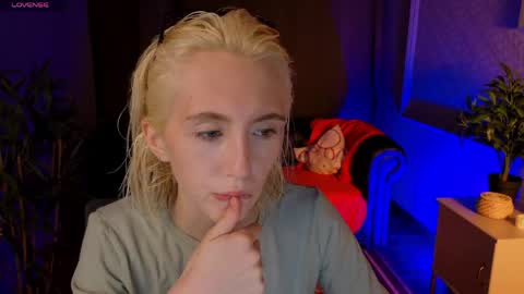 Snapshot of elen__moore chatting on May 31, 8:21 am Elen online show from May 31, 8:21 am