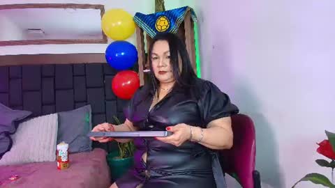 Snapshot of elenna_boobs_ chatting on July 3, 3:35 am elenna_boobs_ online show from July 3, 3:35 am