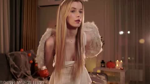 Snapshot of eli_journey chatting on October 31, 7:26 pm Eli online show from October 31, 7:26 pm