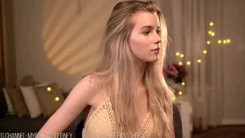 Snapshot of eli_journey chatting on November 6, 8:54 pm Eli online show from November 6, 8:54 pm